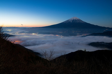 新道峠より朝の富士山を望む