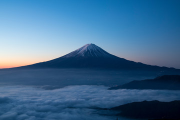 Fototapeta premium 新道峠より朝の富士山を望む