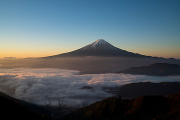 Fototapeta na wymiar 新道峠より朝の富士山を望む