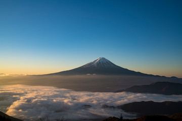 新道峠より朝の富士山を望む