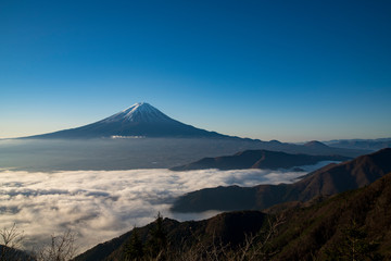 Fototapeta premium 新道峠より朝の富士山を望む