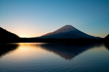 新道峠より朝の富士山を望む
