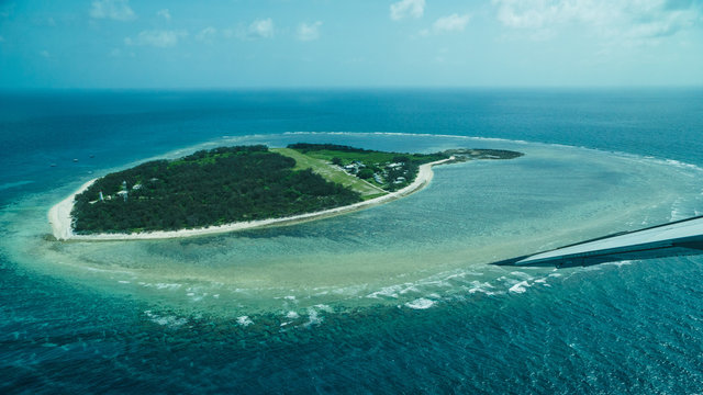 Ein Blick aus der Luft auf Lady Elliot Island im Korallenmeer aus dem Flugzeug