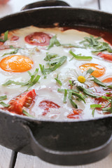 Schakschuka Tomatengricht Tomaten Topf mit Ei
