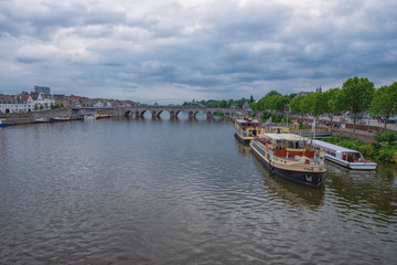 Die St. Servatius-Brücke über die Maas in Maastricht/NL