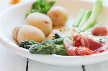 frischer Spargel Kartoffeln Schinken Teller Grün 