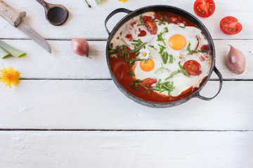 Schakschuka Tomatengericht mit Ei und Kräutern