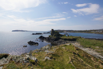 Fototapeta na wymiar Lagavulin Bay und Dunyvaig Castle auf der Insel Islay in Schottland