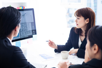 お互いの意見を交換し合うマネージャーたち