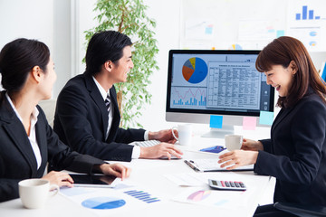 グラフを見ながら打ち合わせをする様子