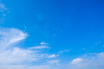 【写真素材】 青空　空　雲　春の空　背景　背景素材　4月　コピースペース