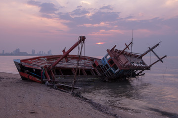Fishing boats parked waiting for repairs Until it broke down
