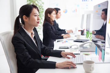 データ入力作業を行う女性社員