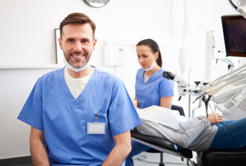 Obraz premium Portrait of smiling male dentist in dentist's clinic
