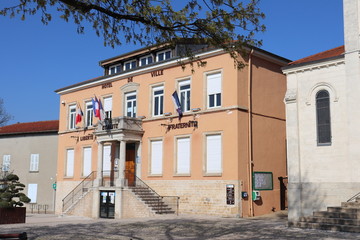 Fototapeta na wymiar Mairie du Village de Mions - Hôtel de Ville - Rhône - France