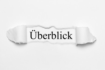 Überblick auf weißen gerissenen Papier