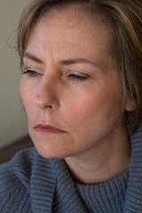 femme soucieuse