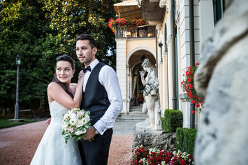 Sposi in villa alla sera