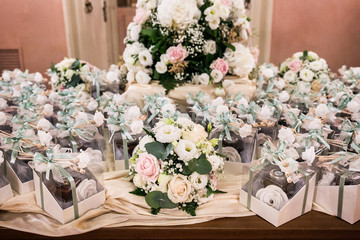 Sposi in villa alla sera