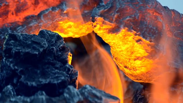 Electric fireplaces with built-in evaporator converts water into steam,