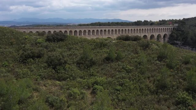 Scrubland on a hill discovering the aqueduct roqueflavour ventabren canal de marseille 