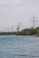 Stromtrasse am See