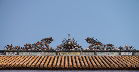 Fototapeta na wymiar Chinese dragon statue on the roof.