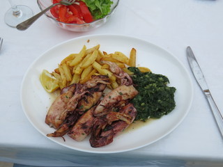 gegrillter Tintenfisch mit Pomes frites und Mangold