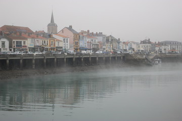 Chenal des Sables-d'Olonne et La Chaume un jour de brouillard en hiver