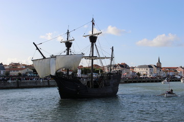 Fête de La Grande bordée à la Chaume (le Nao Victoria hissant une voile dans le port des Sables-d'Olonne)