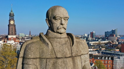 Hamburg. Bismarck Denkmal vor der Skyline mit Michel, Elbphilharmonie, Hafen. Luftaufnahme.