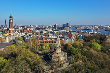 Hamburg. Bismarck Denkmal vor der Skyline mit Michel, Elbphilharmonie, Hafen. Luftaufnahme.