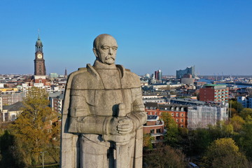 Fototapeta na wymiar Hamburg. Bismarck Denkmal vor der Skyline mit Michel, Elbphilharmonie, Hafen. Luftaufnahme.