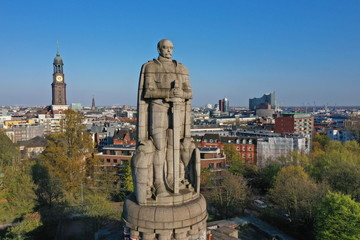 Hamburg. Bismarck Denkmal vor der Skyline mit Michel, Elbphilharmonie, Hafen. Luftaufnahme.