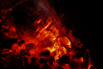 Nahaufnahme der Glut eines Lagerfeuers bei Nacht