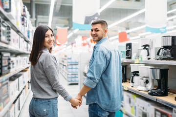Obraz premium Couple in department of household appliances, shop