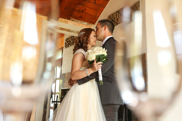 Naklejka premium Beautiful wedding couple posing inside of castle