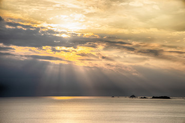 angel's ladder 夕暮れの海