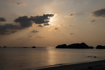 Fototapeta premium オレンジに染まるビーチ