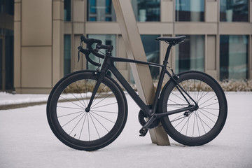 Schwarzes Rennrad fixie City bike im Schnee