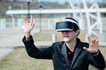 Mad office guy in lunch wearing virtual reality glasses in a city  permeates reality