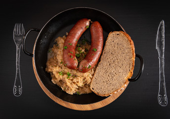 Bauernwurst mit Sauerkraut und Brot
