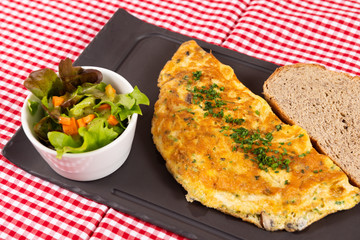 Omlette mit Salat und Brot