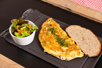 Omlette mit Salat und Brot