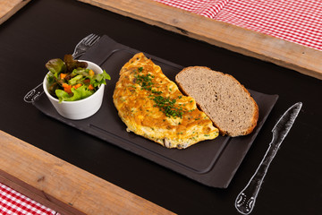 Omlette mit Salat und Brot
