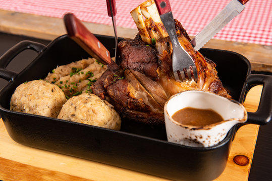 Grillstelze mit Sauerkraut und Kn&ouml;del
