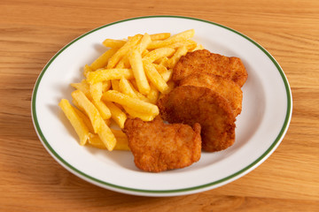 Hühnernuggets gebacken mit Pommes Frites