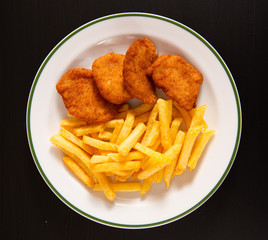 Hühnernuggets gebacken mit Pommes Frites