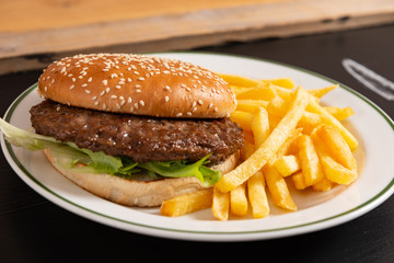 Burgger mit Pommes Frites 