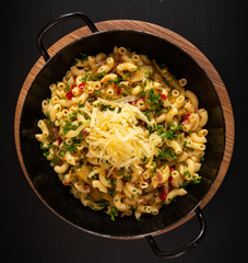 Nudelpfanne mit Pfefferoni und Käse